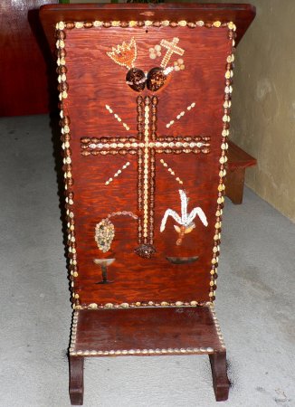 19- Chaire en bois, porcelaines et coquillages 